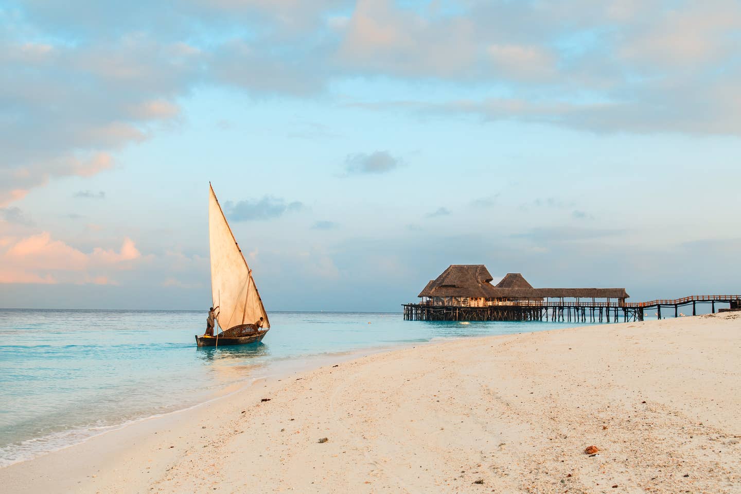 Strand mit Boot auf Sansibar
