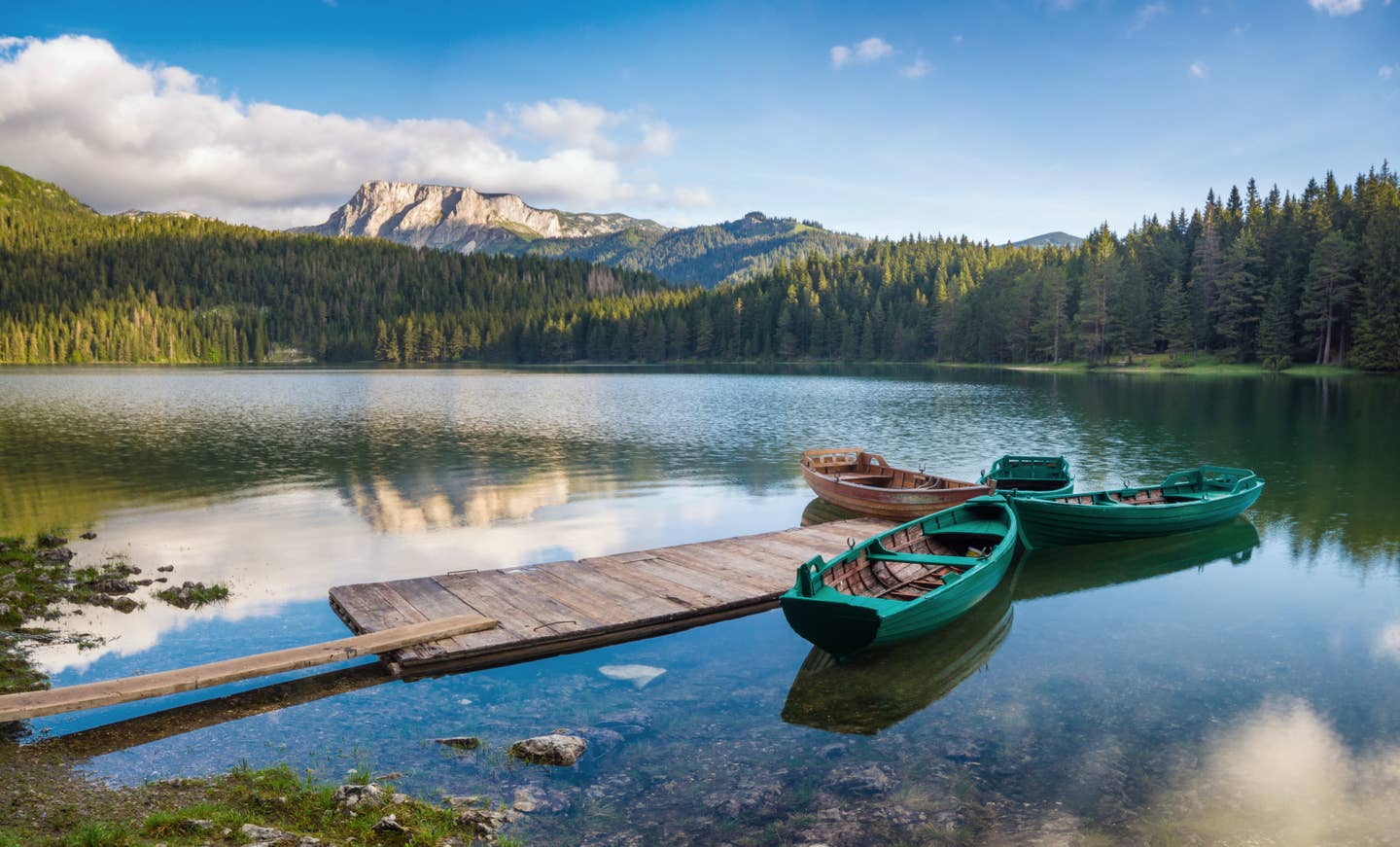 Boote an einem See in Montenegro