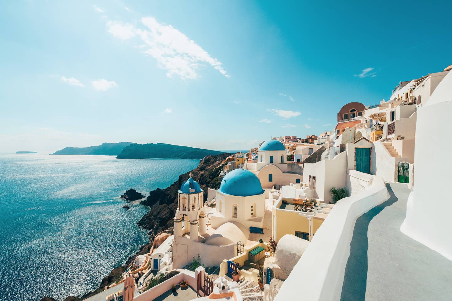 Häuser an den Klippen Santorinis mit Meer im Hintergrund