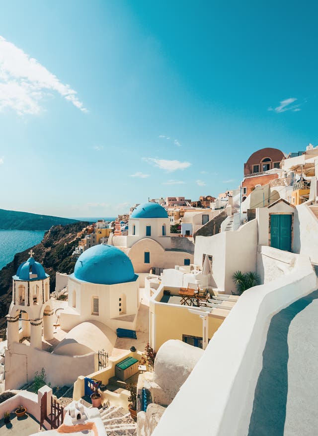 Santorin Häuser an den Klippen Santorinis mit Meer im Hintergrund