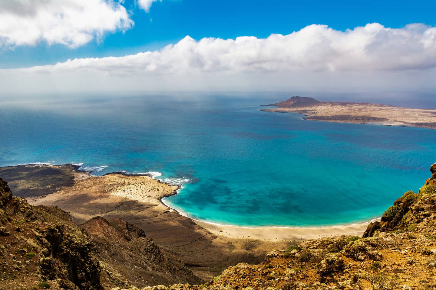 Bucht mit Strand auf Lanzarote