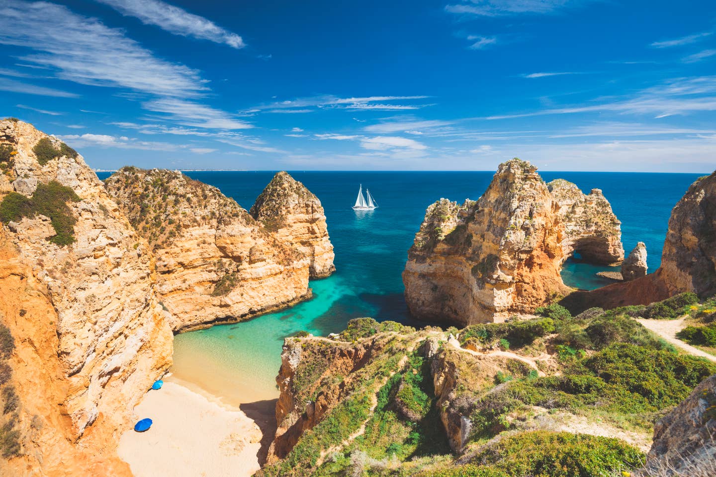 Strand umgeben von Felsen an der Algarve