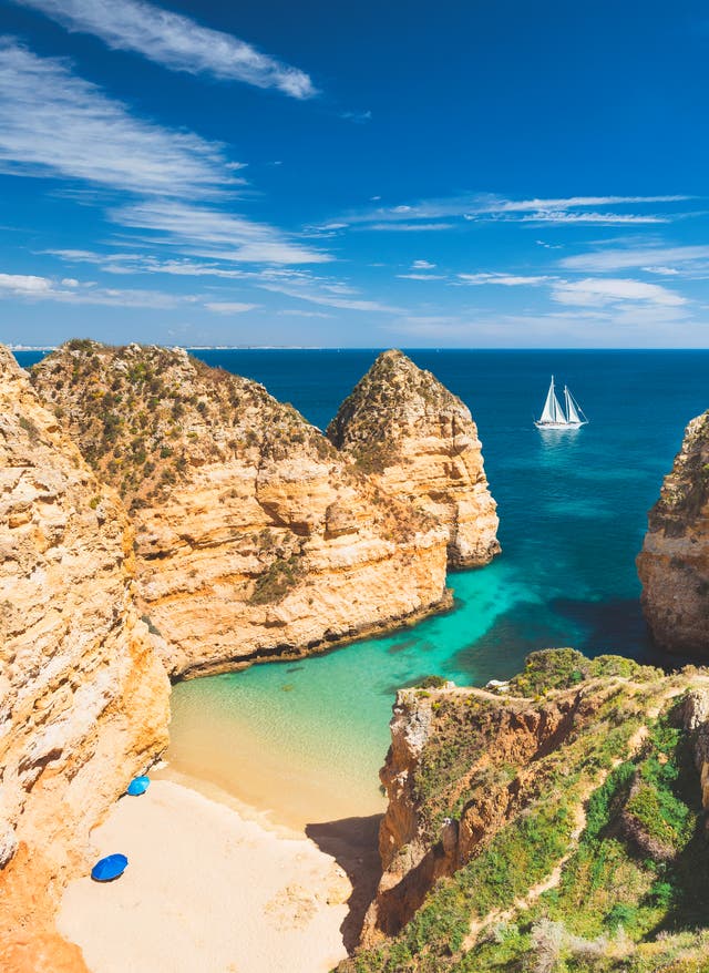 Faro Algarve Plage entourée de rochers en Algarve
