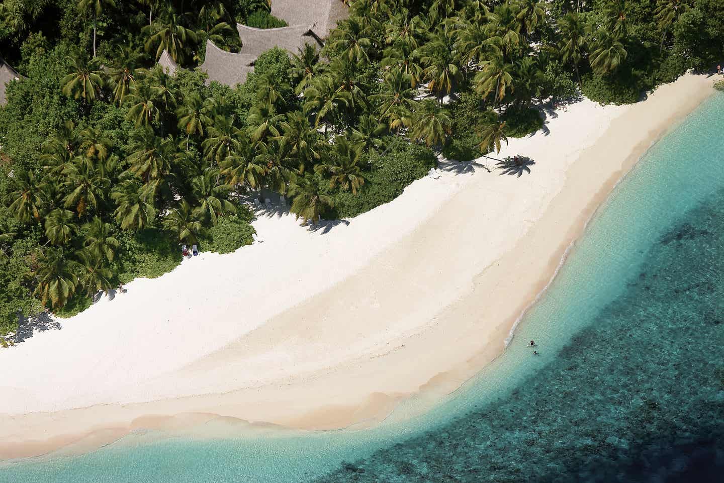 Dronenansicht von einem Strand auf den Malediven