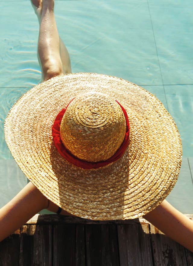Sentido Hotels Frau die am Poolrand sitzt und entspannt