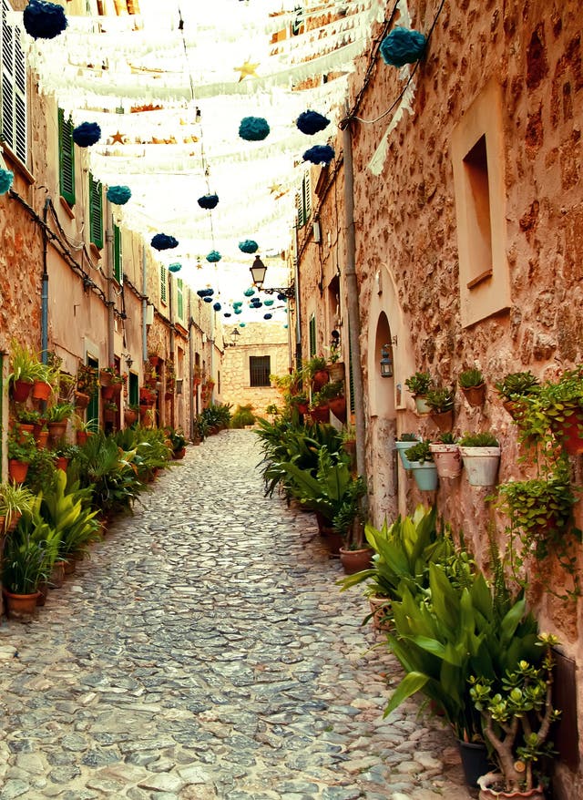 Espagne Ruelle en Espagne avec de nombreux petits pots de plantes