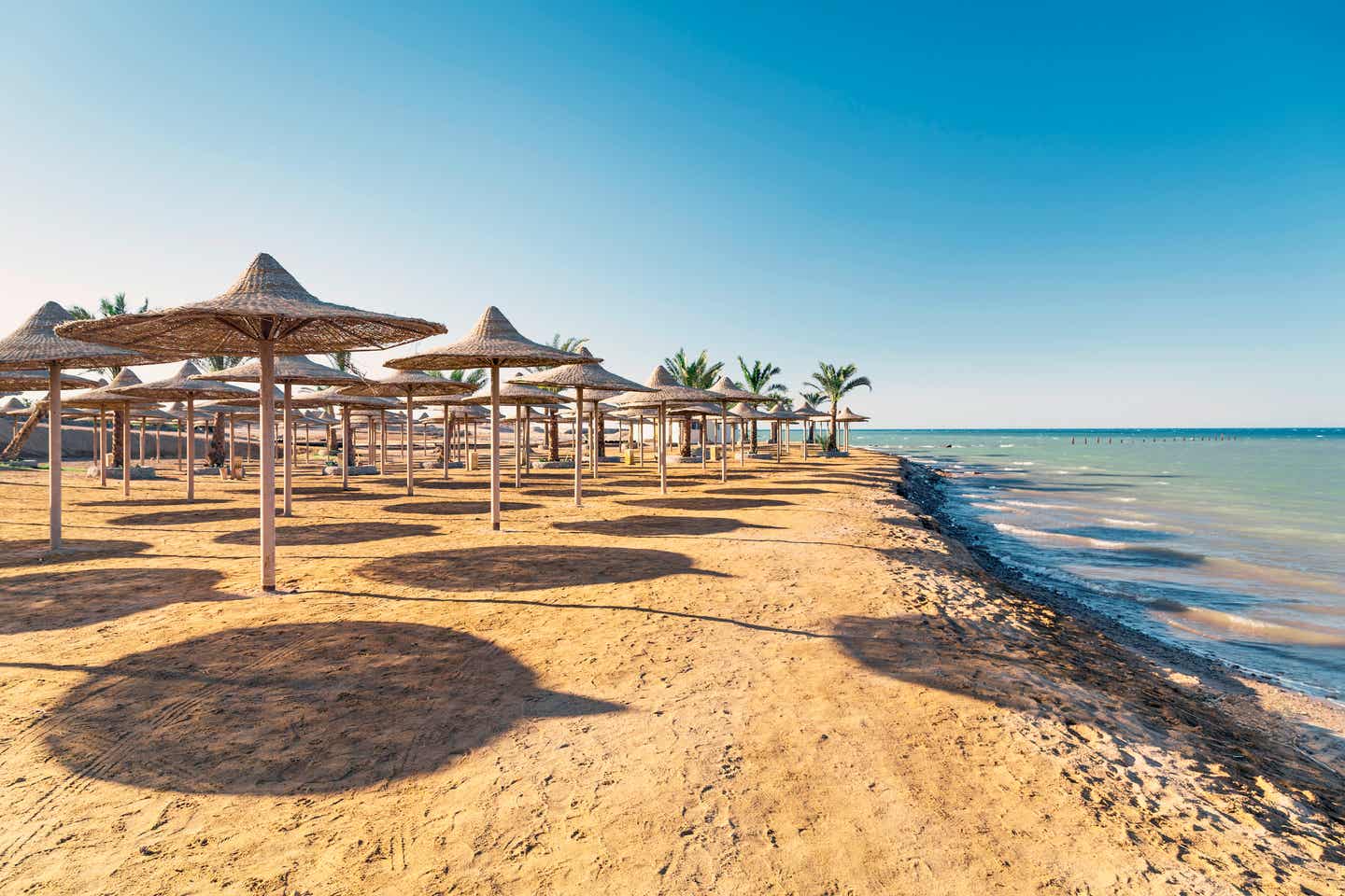 Strand mit Sonnenschirmen, Hurghada