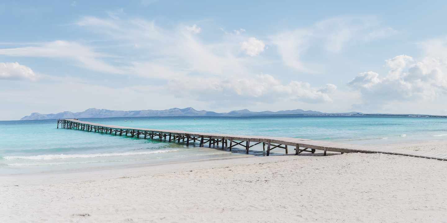 Mallorca Urlaub: Ein Steg an der malerischen Platja de Muro