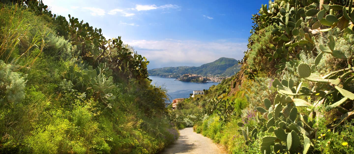 Blick aufs Meer zwischen Bergen, Sizilien Blick aufs Meer zwischen Bergen, Sizilien