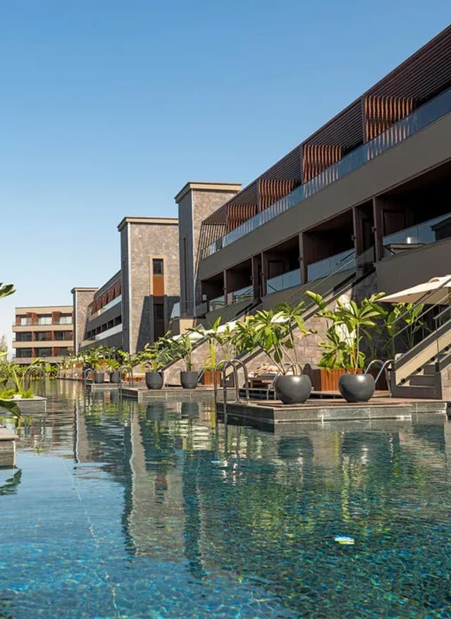 Aldiana Clubferien Hotelpool mit direkten Zugängen zu den Zimmern