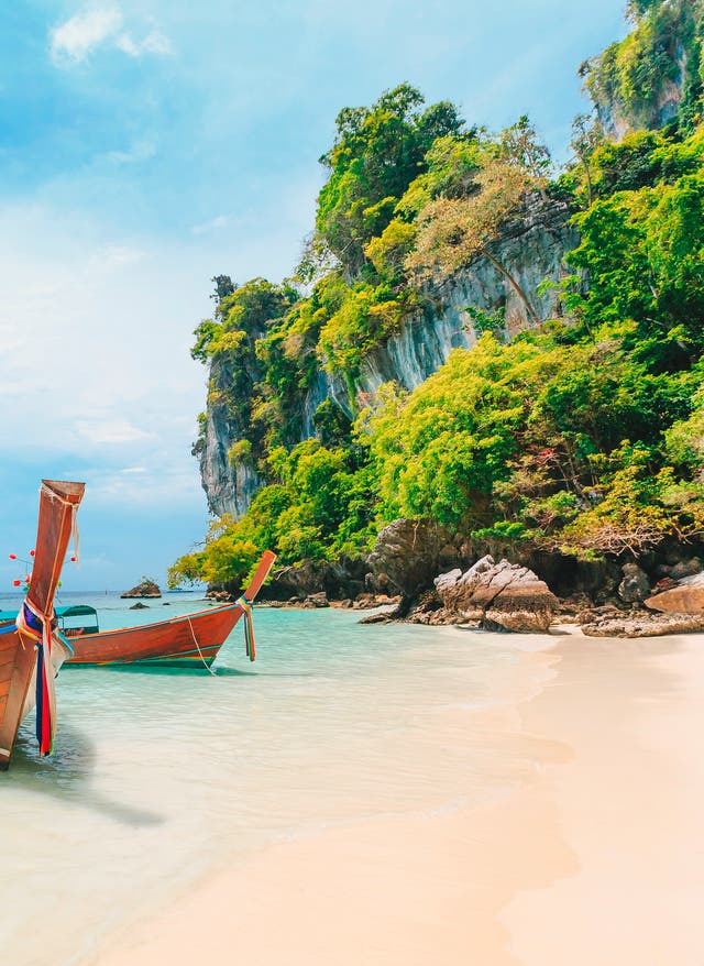 Krabi Boote an thailändischen Strand