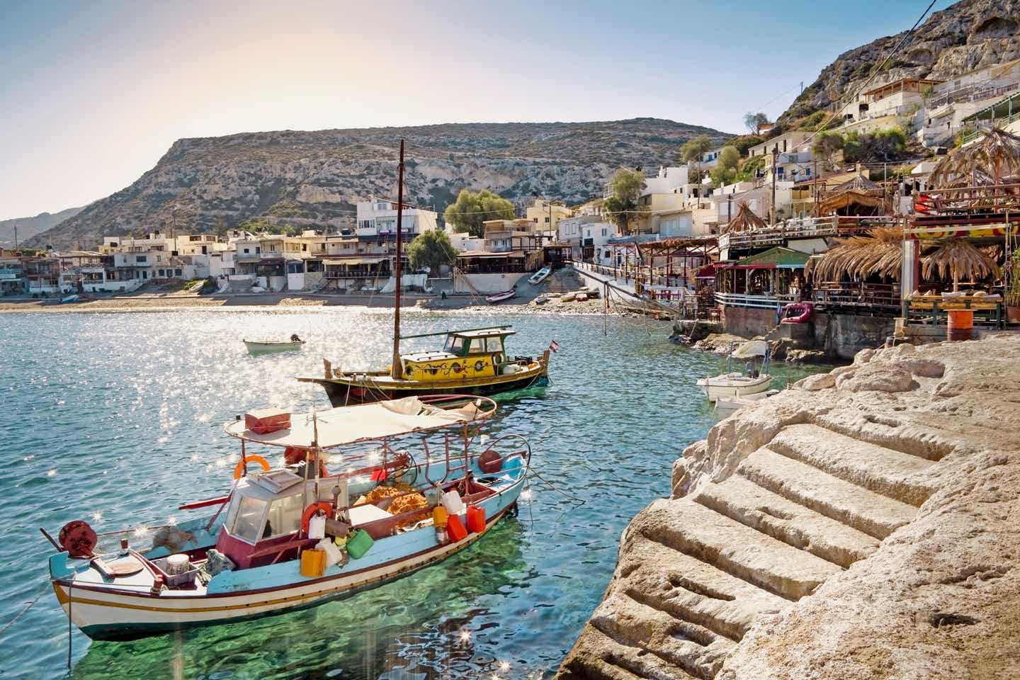 Boote in einer Bucht auf Kreta