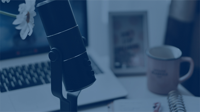 Man sieht ein Mikrofon für die Aufnahme eines Podcasts.