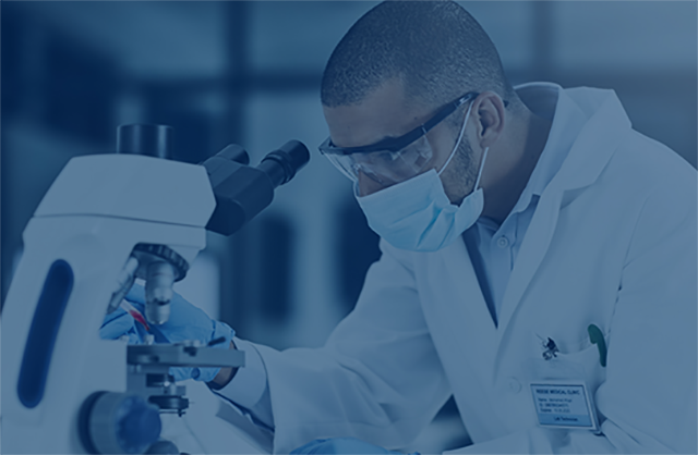 Man sieht eine medizinische Fachperson, die mit einem Mikroskop etwas untersucht.