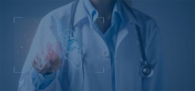 Man sieht eine medizinische Fachperson, die mit einem Finger auf eine Abbildung von einem Brustkorb (Thorax) zeigt. 