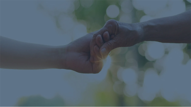 Man sieht zwei Hände, die sich halten.