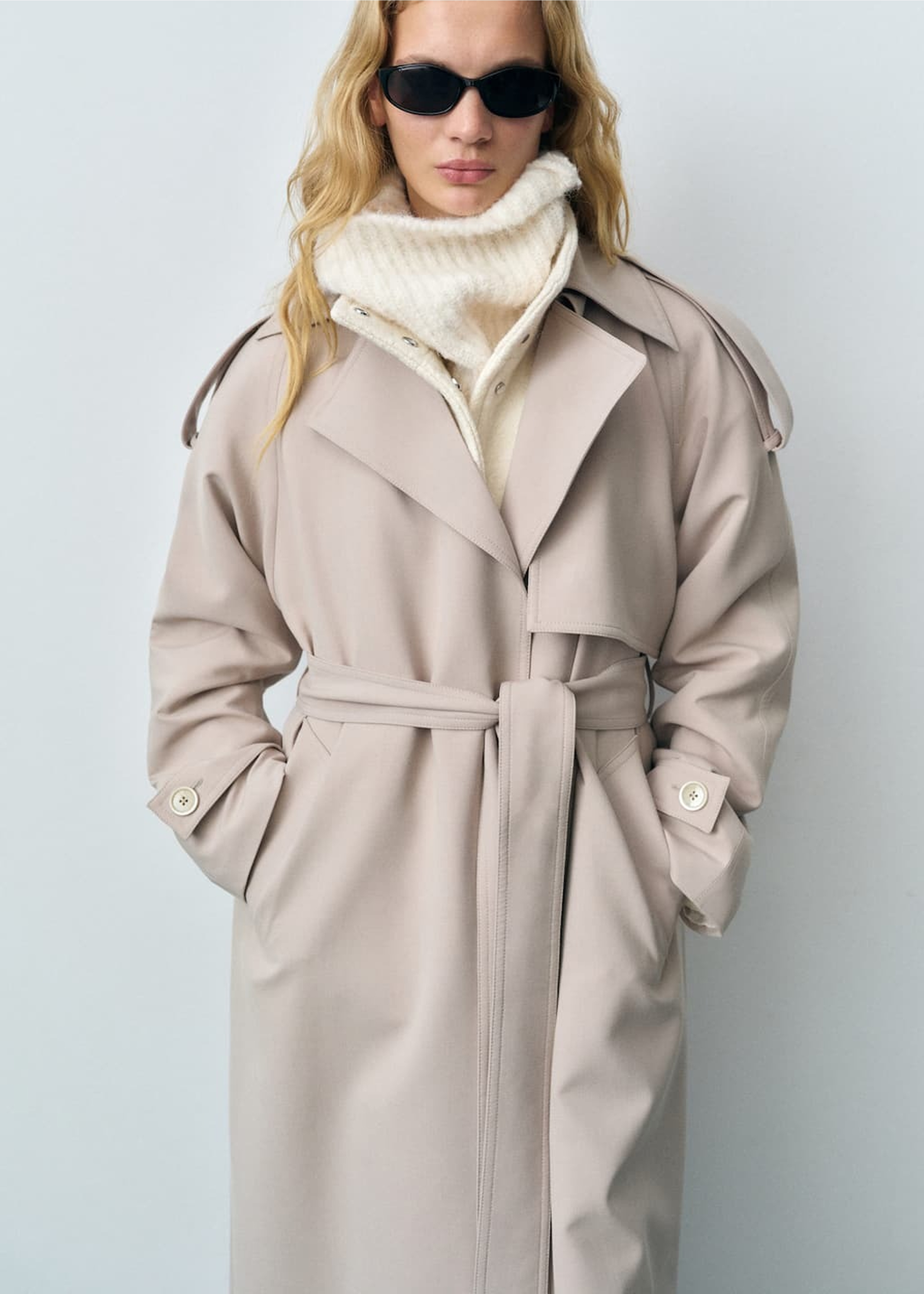 Donna che indossa un abito lungo lavorato a maglia look per l'inverno.