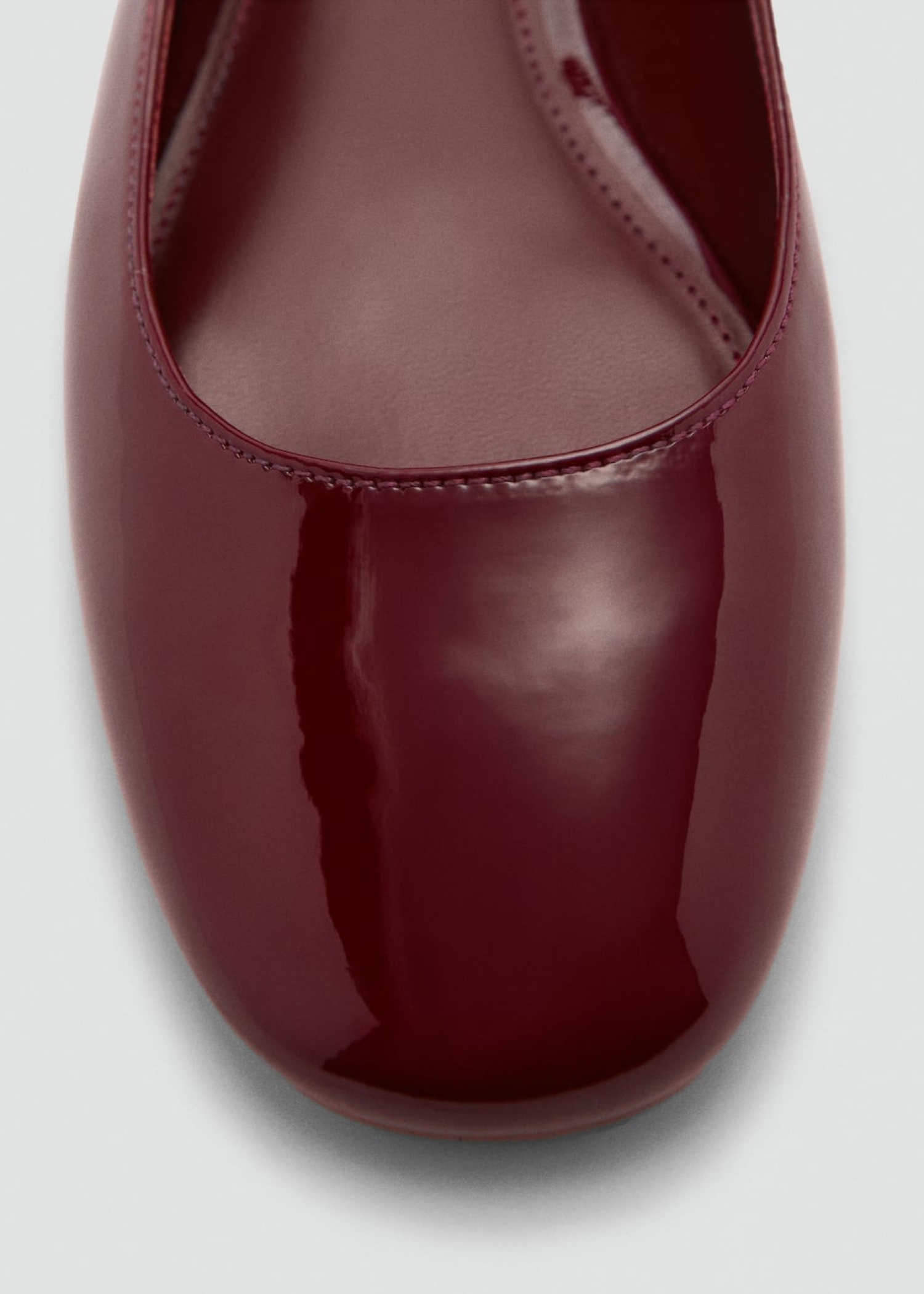 Shoes in autumn colours like burgundy.