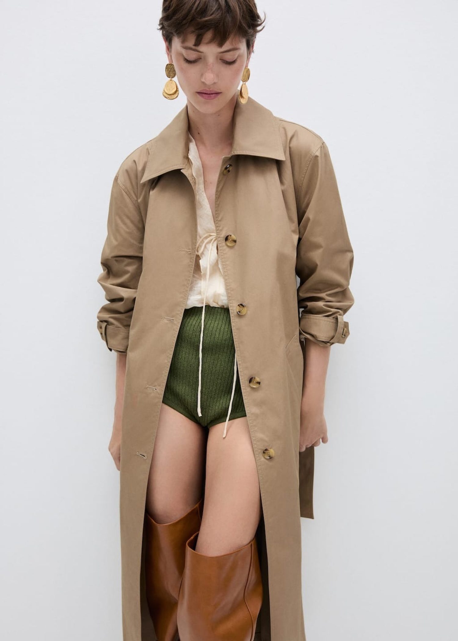 Women's mid-season look with a beige trench coat.