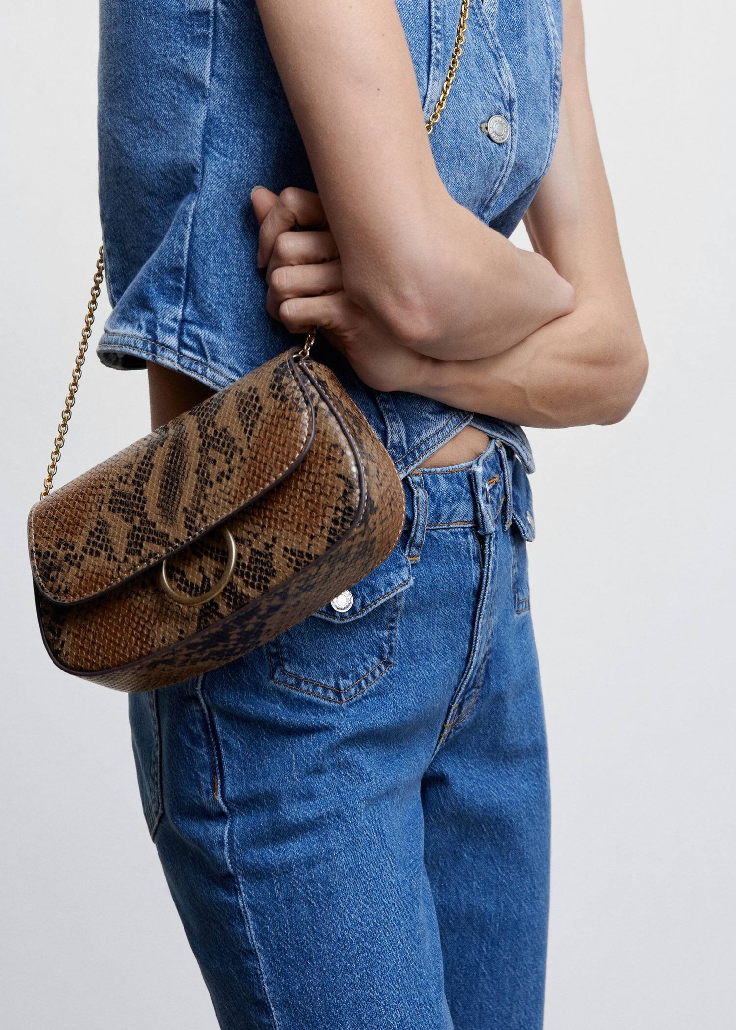 Outfit casual chic mujer.
