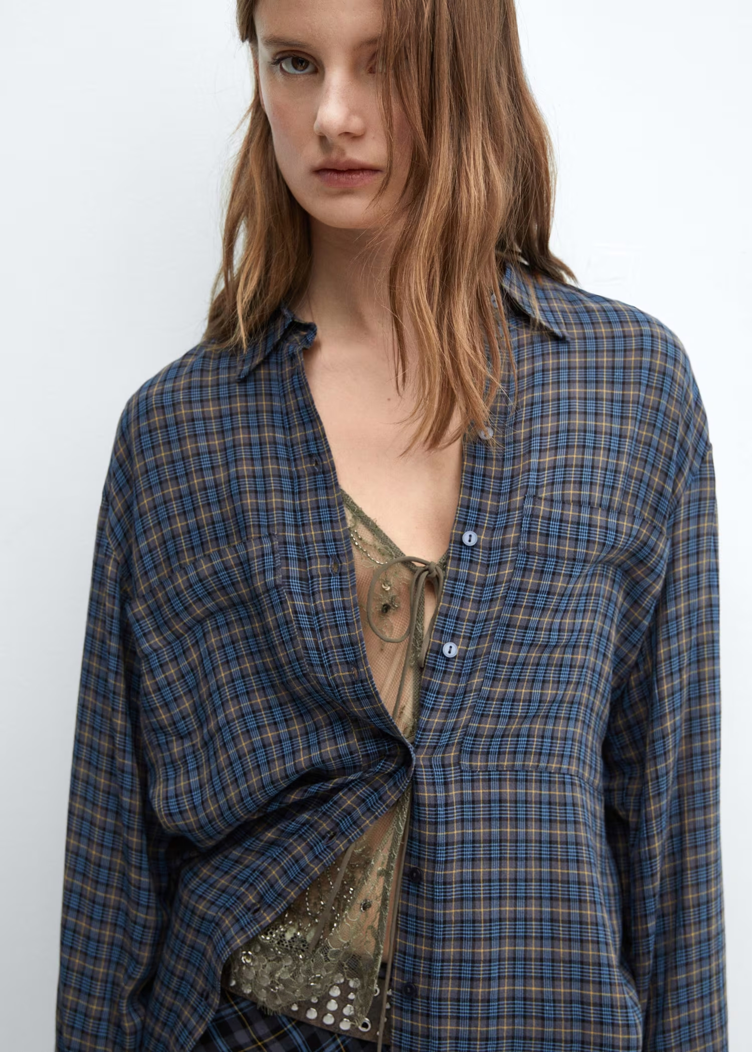 Mujer usando una camisa de cuadros oversize de estilo grunge