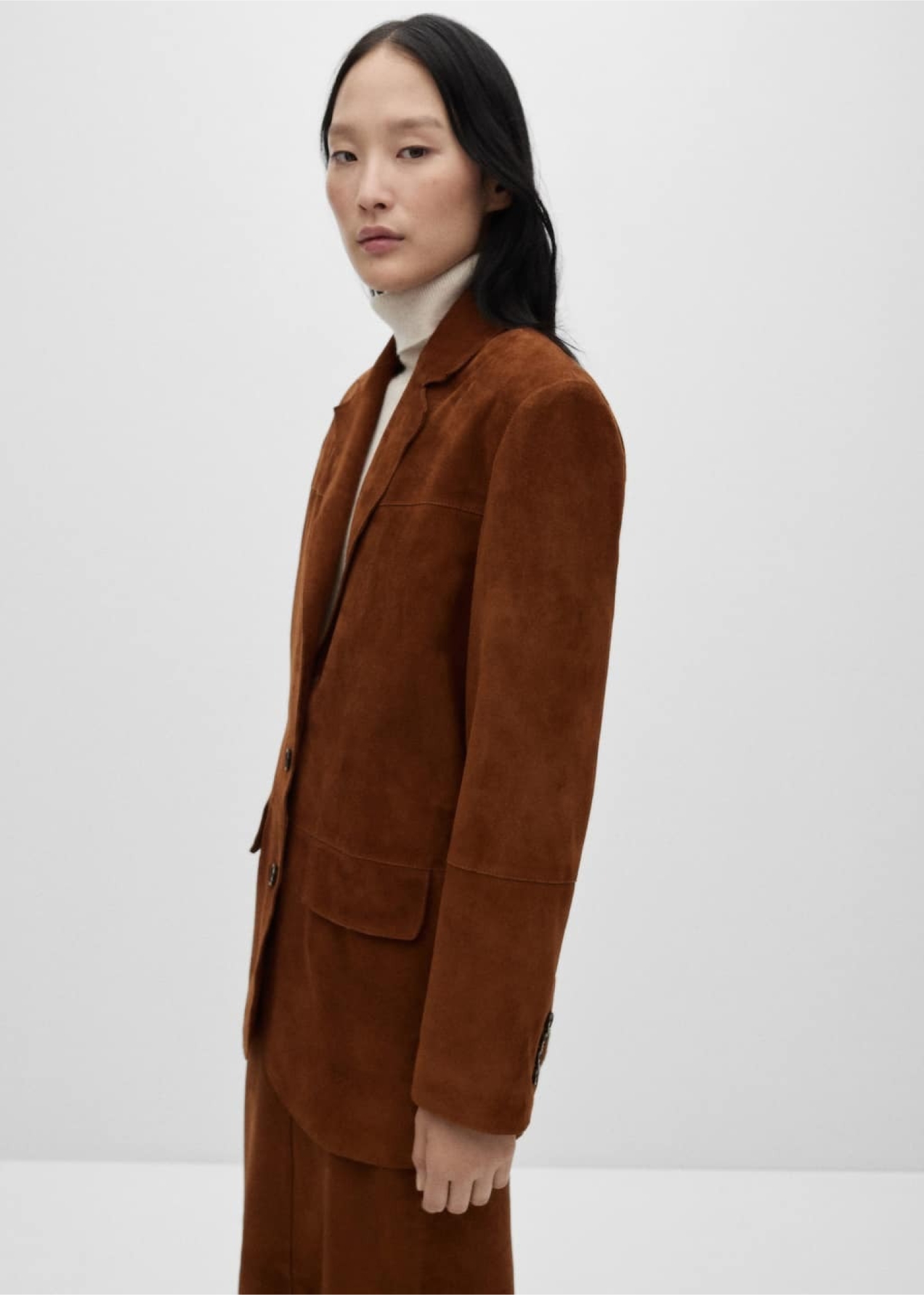 Girl with blazer in autumn 2024 colours.