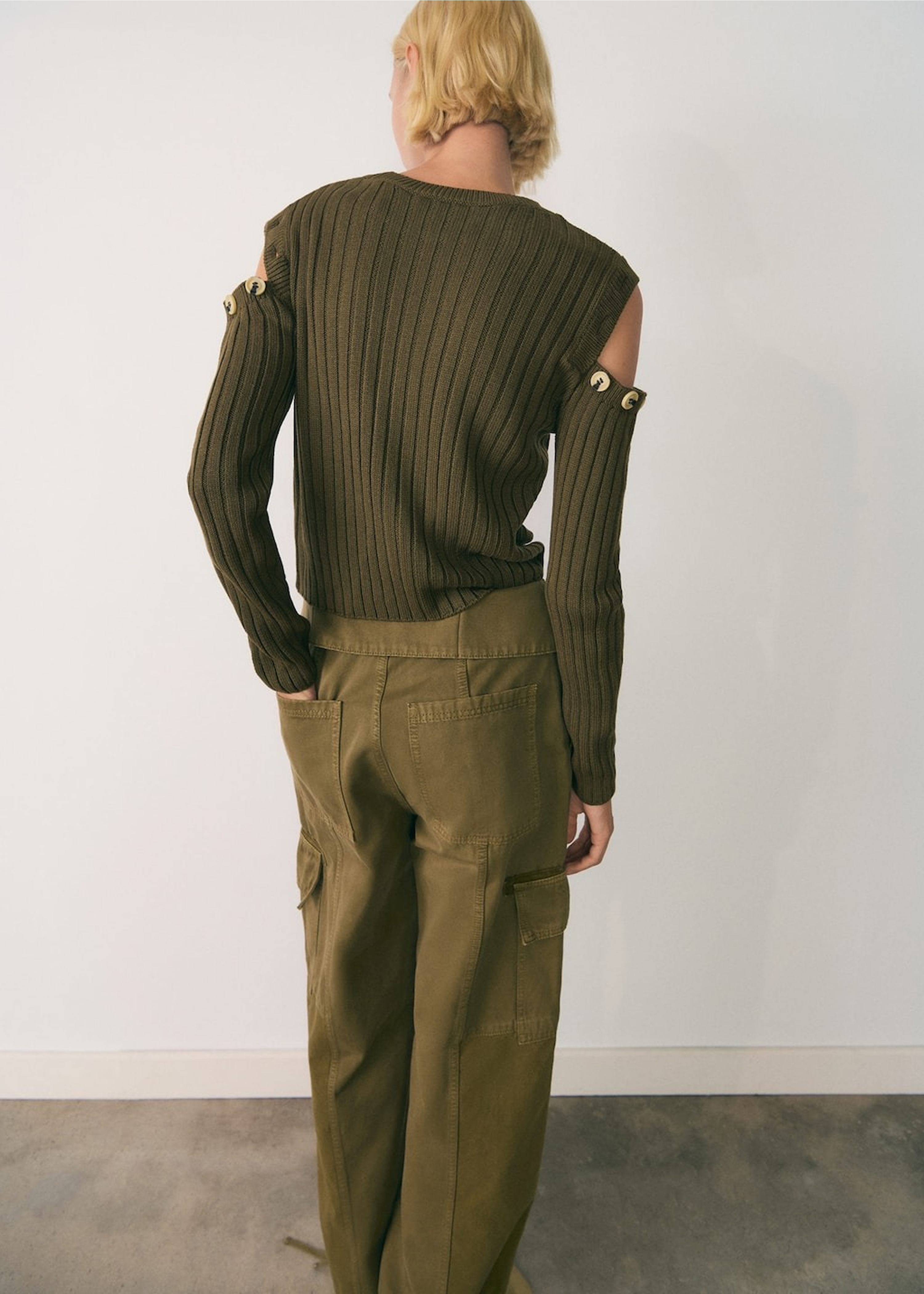 Mujer combinando unos pantalones cargo.