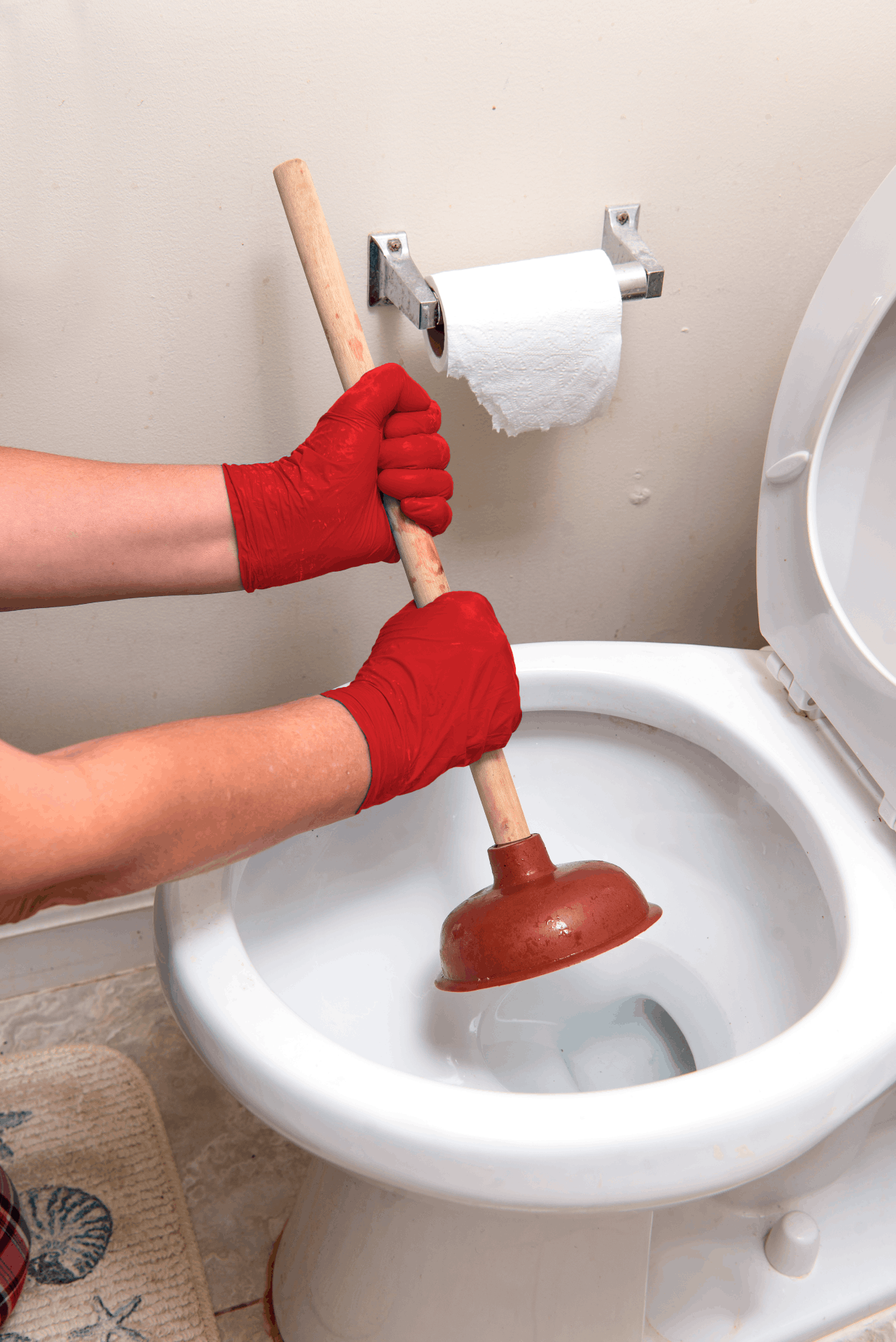 Destapando el inodoro de forma fácil