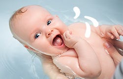 Nevető kisbabát fürdetik