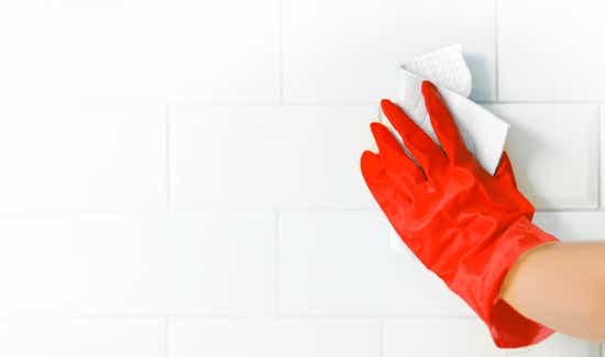 Limpiando los azulejos del baño