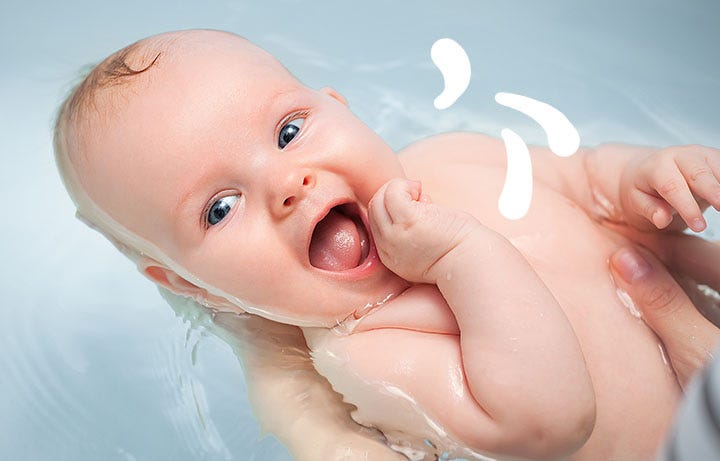 Nevető kisbabát fürdetik