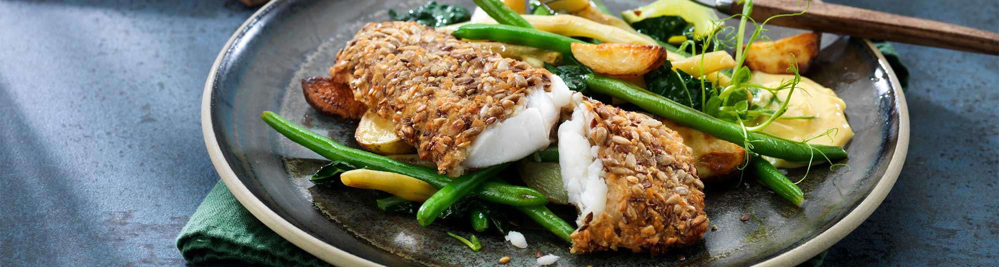 Panerade fiskfiléer med rostad klyftpotatis