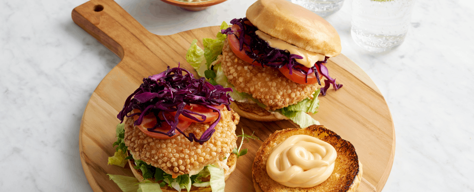 Kycklingburgare med caesardressing & picklad röd spetskål