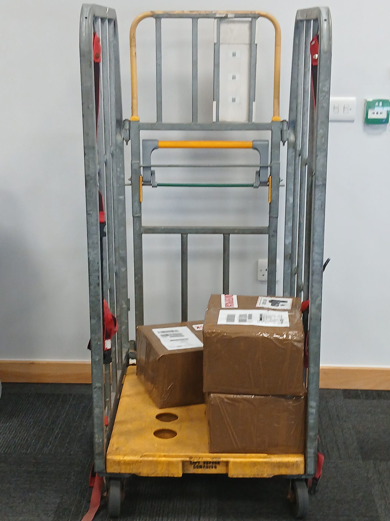 Discovery_of_phones_at_Heathrow_warehouse.jpg Discovery_of_phones_at_Heathrow_warehouse.jpg