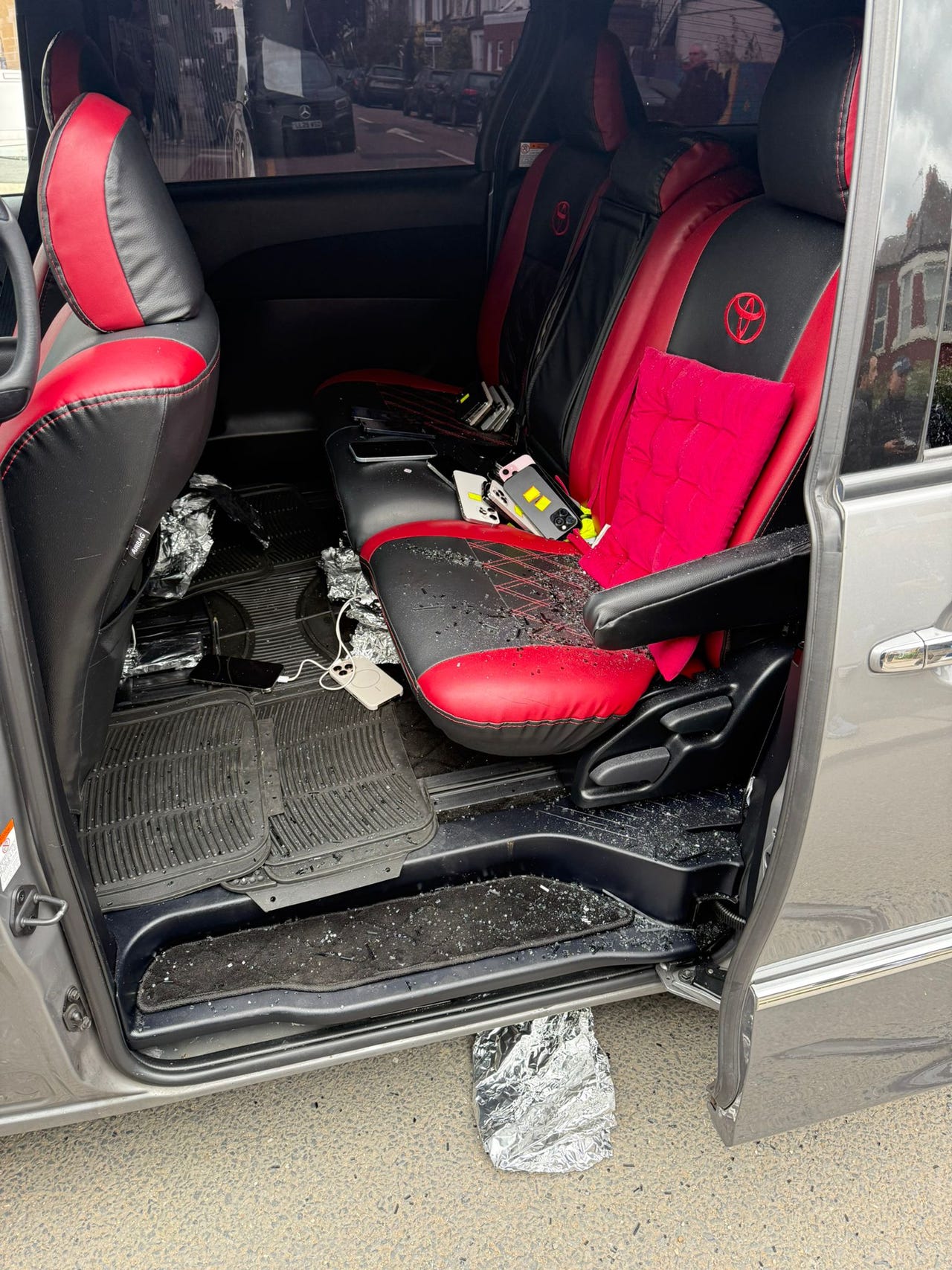 Back_of_the_suspect_s_car.jpg Back_of_the_suspect_s_car.jpg