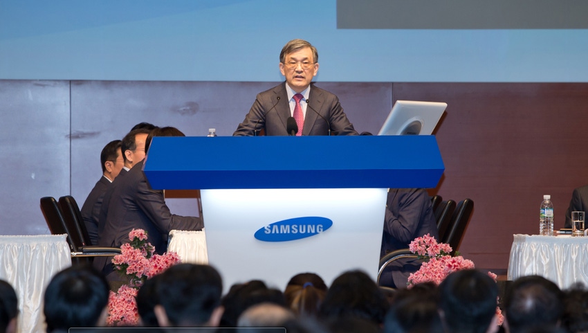 Samsung profit is halved, company guidance warns
