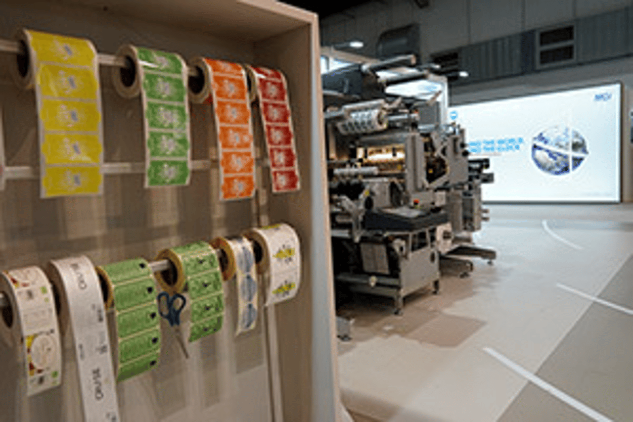 news-de-18724-konica-minolta-auf-der-labelexpo-in-brssel-bereits-450-accuriolabel-etikettendrucksysteme-installiert-0-1.webp