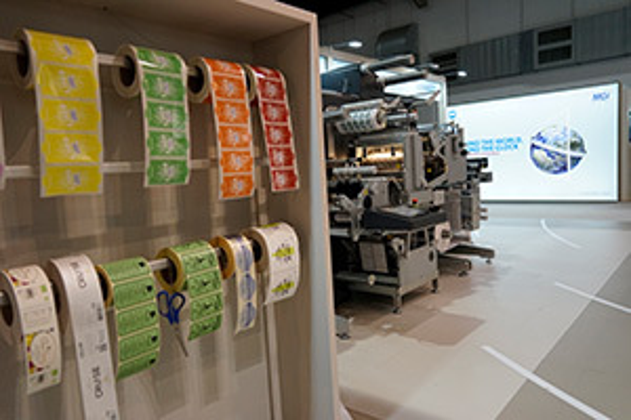 news-at-16101-konica-minolta-auf-der-labelexpo-in-brssel-bereits-450-accuriolabel-etikettendrucksysteme-installiert-0-1.webp