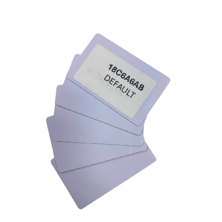 RFID_cards_s_personou_bez_pozadí.png