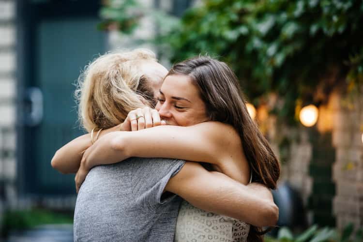 JJ_Photo_Women_hugging_GettyImages_825250080_3Star JJ_Photo_Women_hugging_GettyImages_825250080_3Star