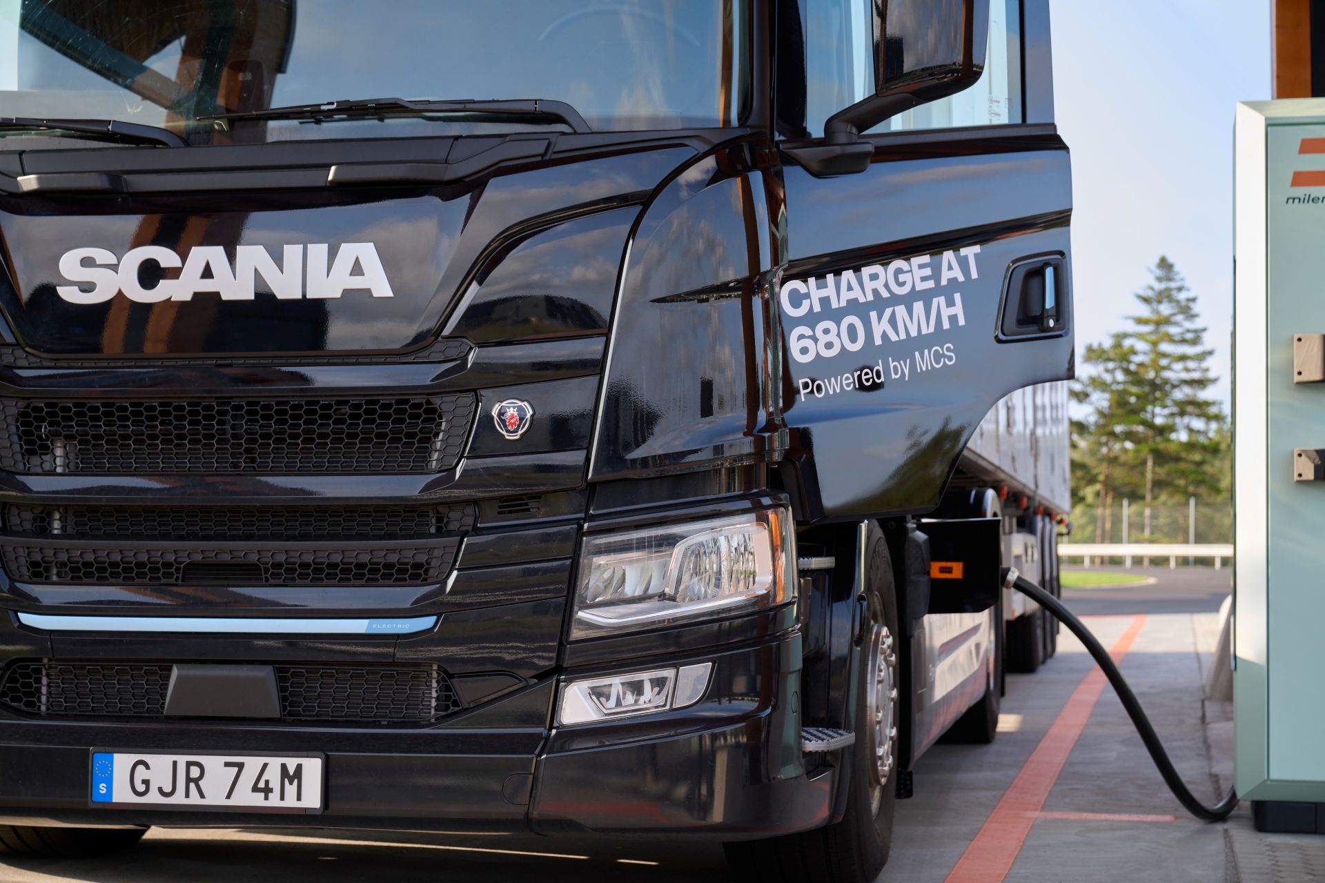 Scania demonstrates heavy transport V2G through MCS