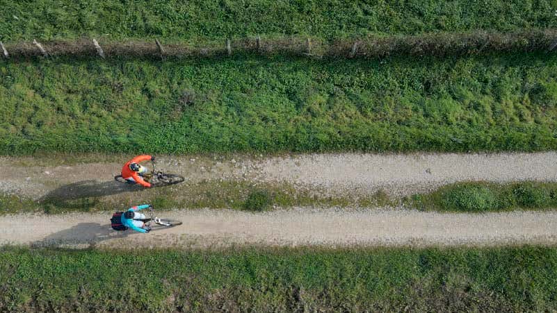 Travesía de pedaleando hacia el futuro. Personas pedaleando por el campo.