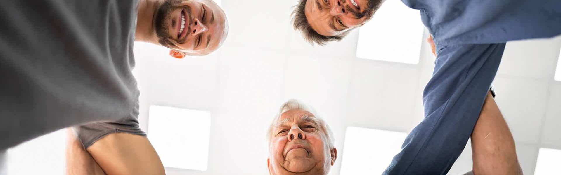 MQA - Banner - Asociarse Personas mayores juntas hablando de una asociación