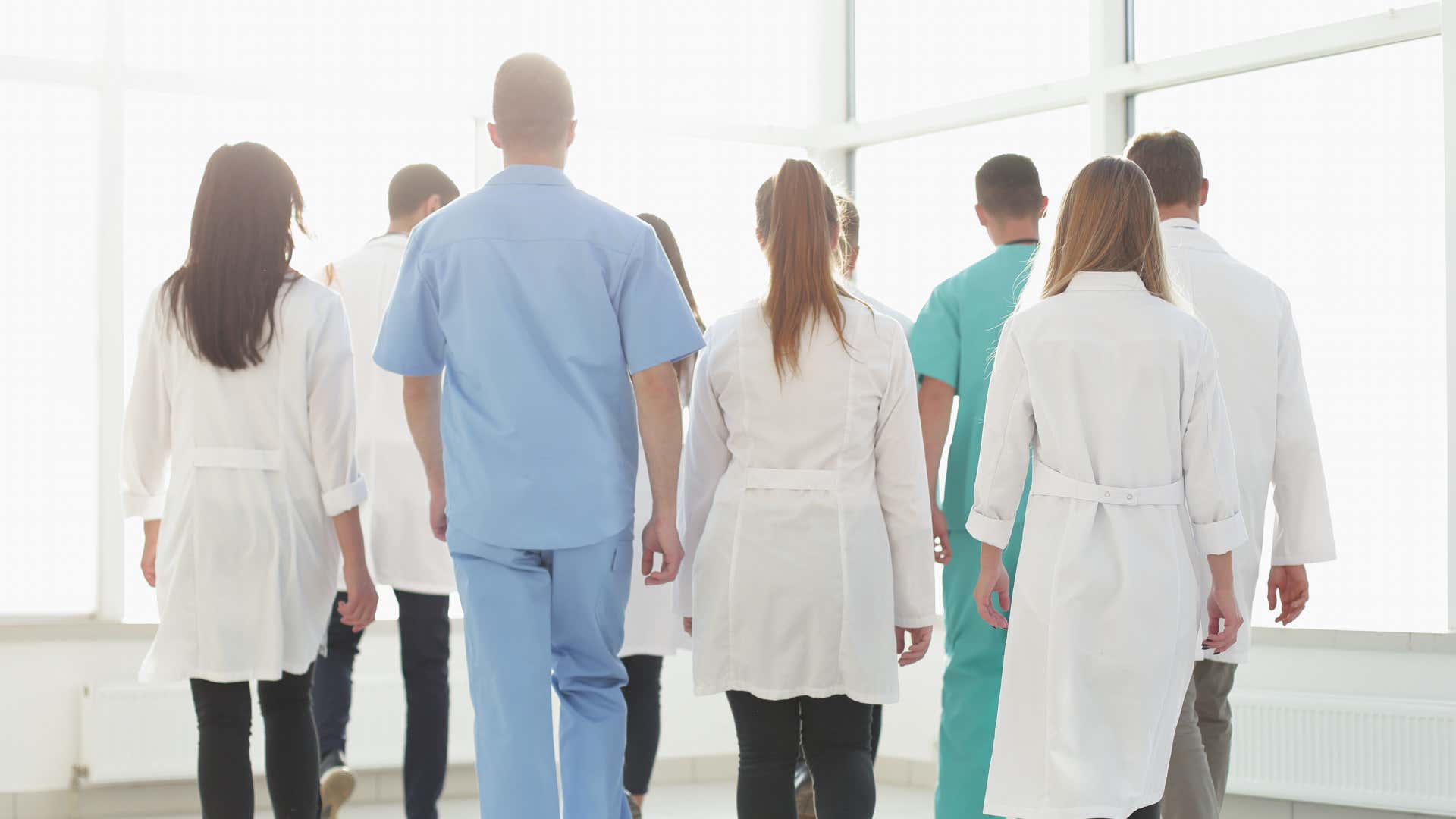 Médicos en la farmacia de hospital. Home de JannsenContigo.