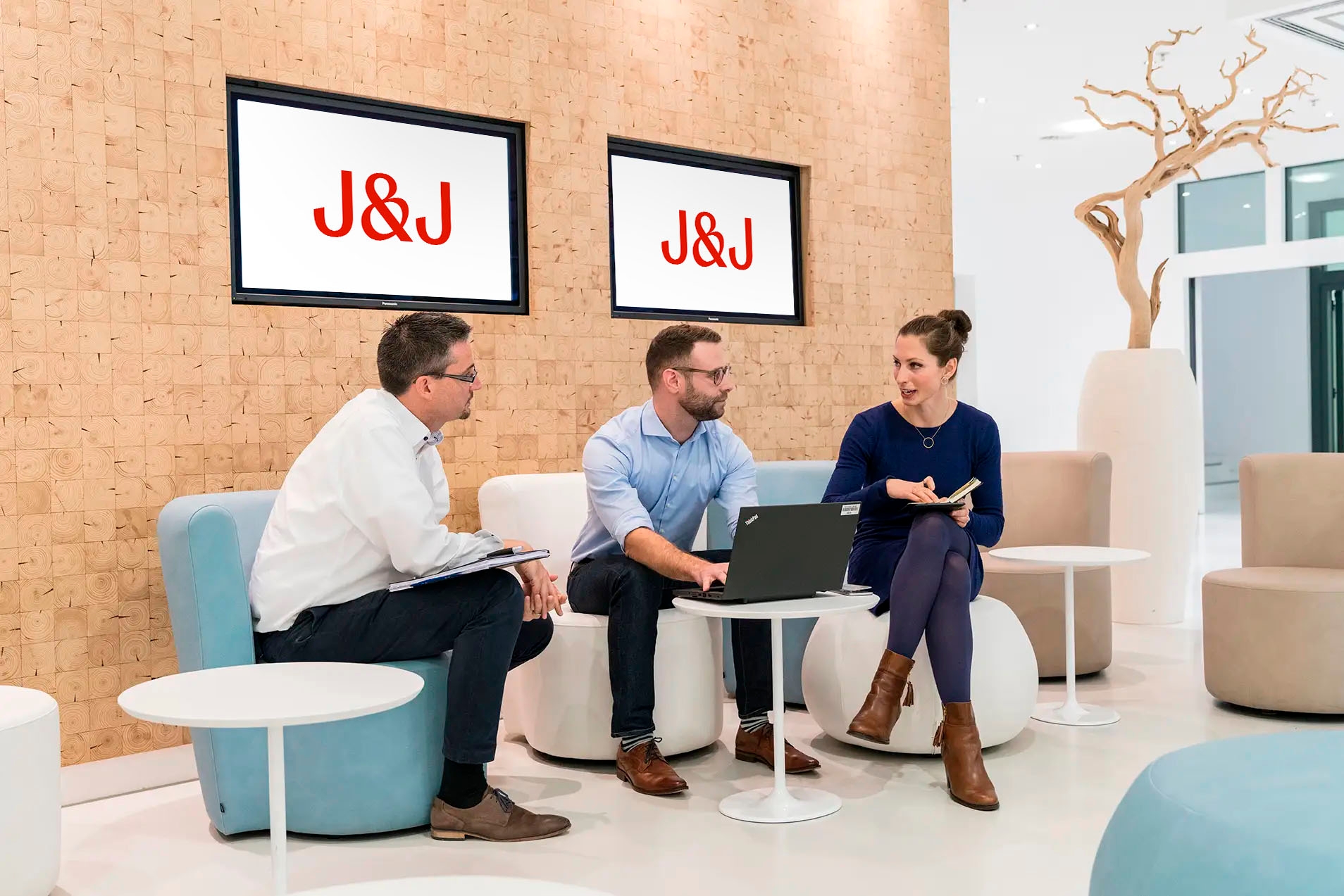 Empleados de Johnson & Johnson en una reunión de trabajo