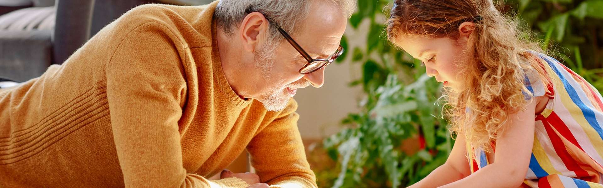 MQA-Hero-Mente activa Abuelo jugando con su nieta