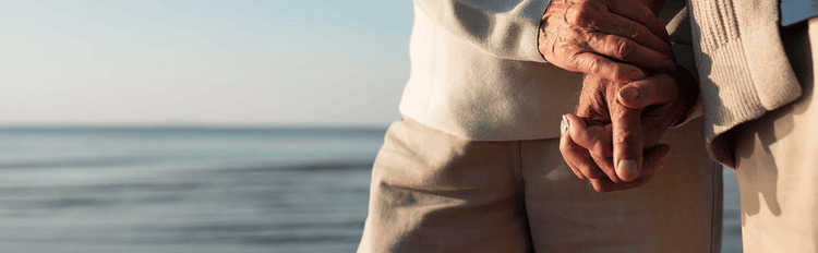 Cogidos de la mano Más Que Abuelos