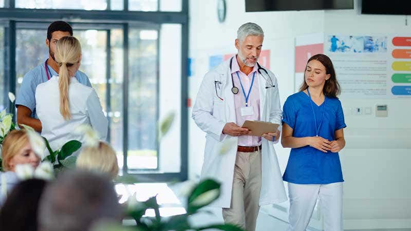 Dispensación de medicamentos para la colitis ulcerosa en la Farmacia de hospital.