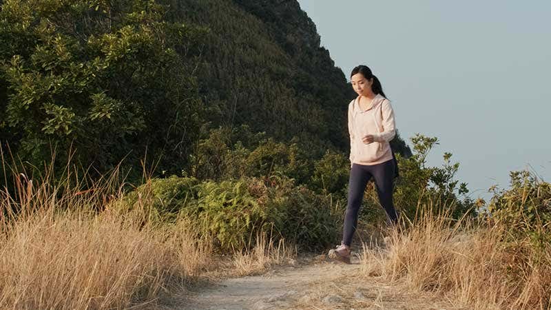 Vivir con psoriasis: paciente paseando en un ambiente natural