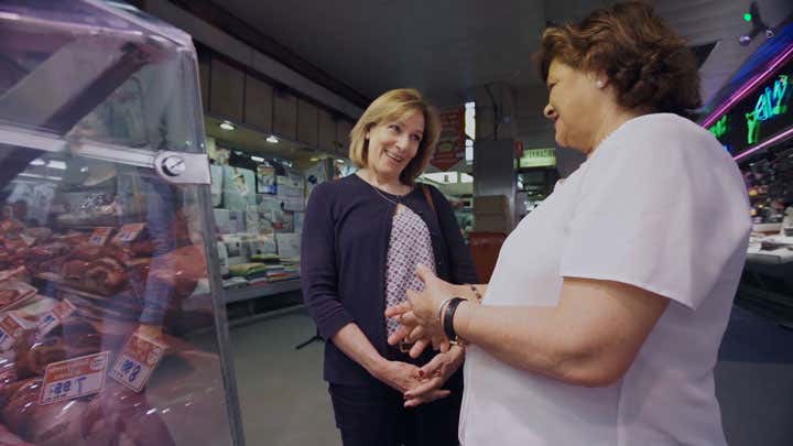 Nutricionista asesorando en un mercado en un puesto de carne